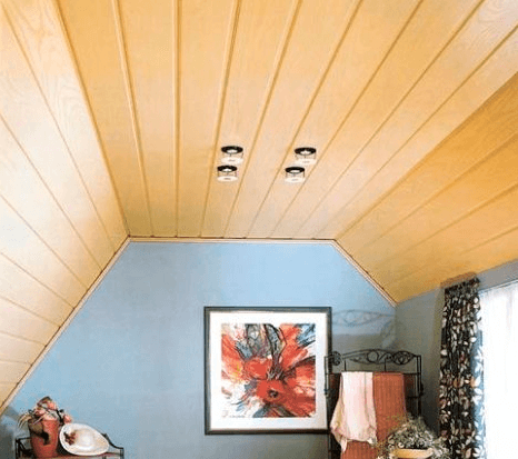 sufit podwieszany z paneli pcv w zabudowie pomieszczenia mieszkalnego na poddaszu